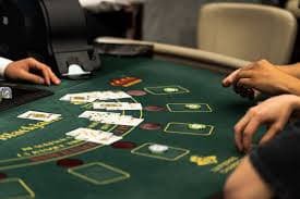 Layar permainan Live Blackjack menampilkan kartu dealer dan pemain