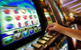 Layar bonus Reactoonz menampilkan simbol Scatter dan fitur putaran gratis yang sedang aktif